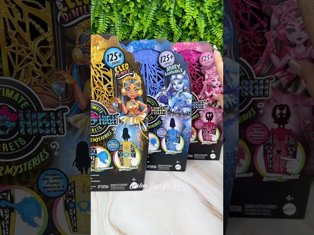 Vídeo relacionado con Monster High Cleo De Nile Muñeca con Top Corto y Pantalones Cargo Vaqueros Dorados, con la Mascota Serpiente Hissette y 7 Accesorios como Ensalada, batido y Bolso, JHK32