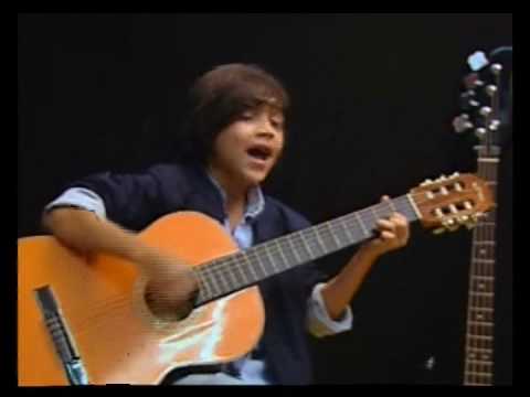 Micke Moreno le canta a ziggy en Lazy Town Extra