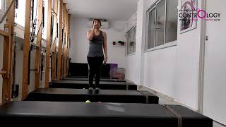 חיזוק שרירי הבטן ורצפת האגן בעמידה עם בלון וקשית