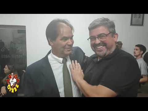 GINHO ENCONTRA CARINHO E CONFORTO NO ABRAÇO APERTADO DO SEU ETERNO AMIGO WILLIAM SOARES.