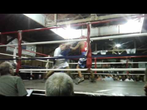 ALEXANDER PERALTA GANÓ POR RSC 2 A AXEL CASTRO