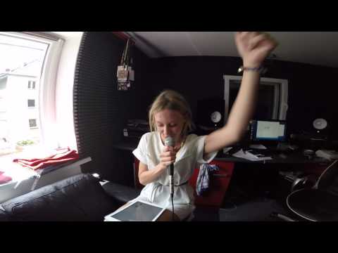 Kasia Moś rapuje "Strych"