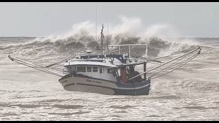 Mar AGITADO Navio gigante entrando no Rio Itajaí