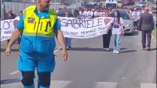 In 2 mila ai funerali allo stadio di Gabriele e Nicolò, i due giovani morti all'Elba in un incidente