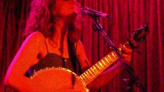 Abigail Washburn once of Uncle Earl performing Bring me my Queen