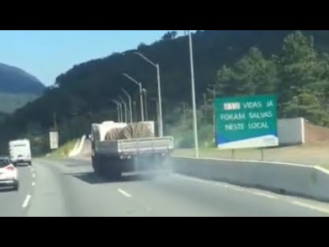 CAMINHÃO SEM FREIO | Descendo a serra com muito perigo.