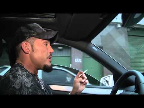 Ricardo Fort en su auto hablando con mamá y saludando gente