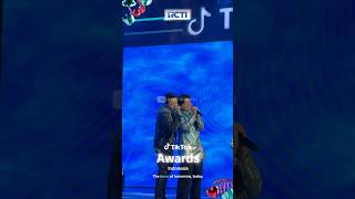 Download lagu Aku melihat di balik Uan ceunahhh 🤣🤣 duet fenomenall Ariel Noah ft Juicy Luicy mp3 Download lagu Aku melihat di balik Uan ceunahhh 🤣🤣 duet fenomenall Ariel Noah ft Juicy Luicy mp3