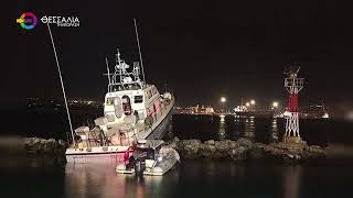 ΣΚΑΦΟΣ ΤΟΥ ΛΙΜΕΝΙΚΟΥ "ΚΑΡΦΩΘΗΚΕ" ΠΑΝΩ ΣΤΟΝ ΚΥΜΑΤΟΘΡΑΥΣΤΗ ΣΤΑ ΠΕΥΚΑΚΙΑ 08 12 2025