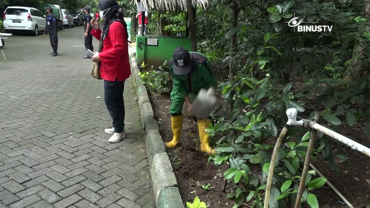 BINUS University Memasang Signage di Hutan Kota