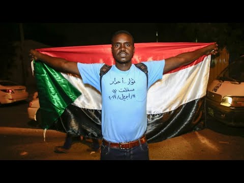 الآلاف يتحدون حظر التجول في السودان ويطالبون بحكومة مدنية
