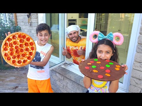 Heidi und Zidane spielen Pizza Drive Thru Restaurant-Geschichten.