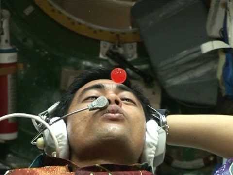 Dr. Sheikh Muszaphar Shukor mostrando fluido no espaço sideral (de