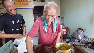 Download lagu UMUR 82 THN MASIH JUALAN !!! MARTABAK BANGKA LEGENDARIS GG AUT  ENCEK BOGOR !!! INDONESIAN FOOD mp3