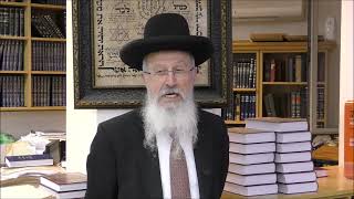 הרב הגאון אברהם יוסף שליט"א מנהג קדום ועתיק יומין אשר נהגו בו לתת קמחא דפסחא כדי לסייע לעניים (הערוץ של הרב אברהם יוסף) - התמונה מוצגת ישירות מתוך אתר האינטרנט יוטיוב. זכויות היוצרים בתמונה שייכות ליוצרה. קישור קרדיט למקור התוכן נמצא בתוך דף הסרטון