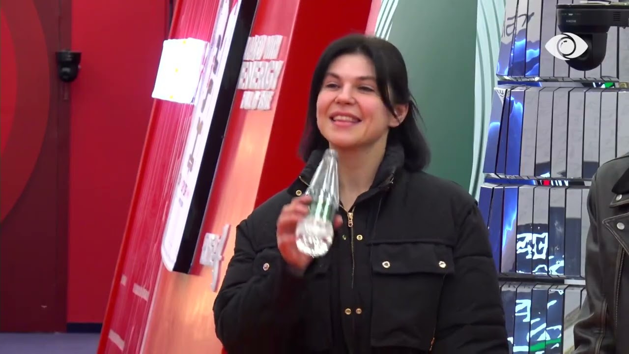 Nënë malli më ka marrë…/ Kristi rrëqeth me interpretimin e tij, Lore e shoqëron