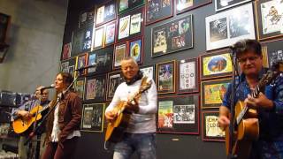 Tommy Emmanuel live at Twist &amp; Shout &quot;Jingle Bell Rock&quot;