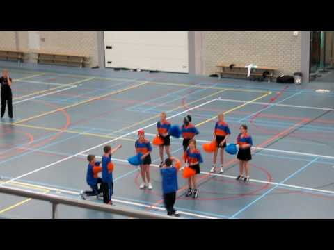 Fiks D2 cheerleaders tijdens wedstrijd Fiks 1