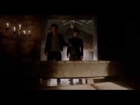 TVD 6X16 Damon opens the grave of his mother