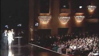 Салли Филд получает "Оскар" за "Норму Рэй"