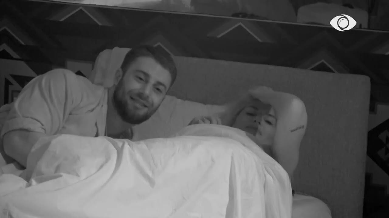 Bebi jot është një xheloze e vogël/ Meritoni i shkon Ilnisës në krevat dhe fishkëllen