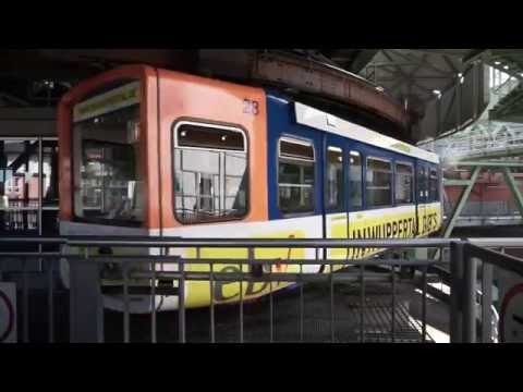 In 15 Metern Höhe über Asphalt und Wasser - Ein Ausflug mit der Wuppertaler Schwebebahn