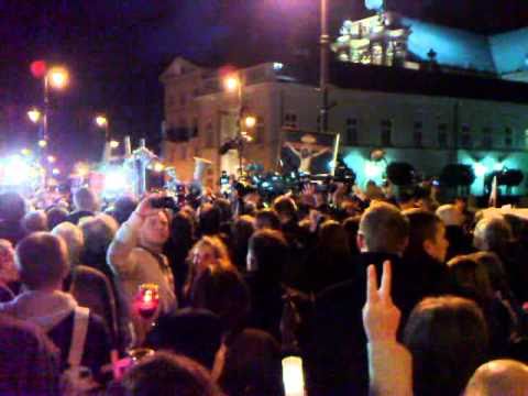 Obrońcy krzyża modlą się przed Pałacem Prezydenckim  cz. 1 (17 września 2010 r.)