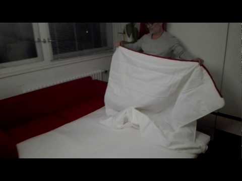 rotes Ikea  Sofa zum Bett ausklappen