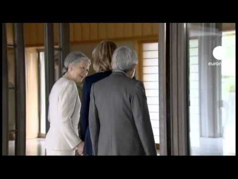 Tea, sympathy and solidarity: Clinton meets Akihito