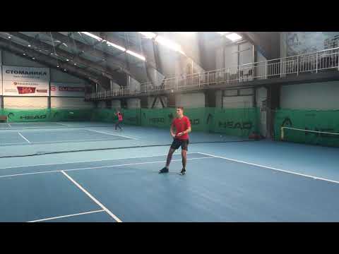 Динко Динев прави упражнение с "Tennis Pointer"