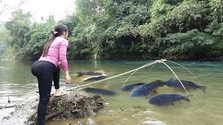 Fishing on Rivers, Traditional Fishing Used Bait to Lure Fish, Pulling the Nets Catch a Lot of Fish