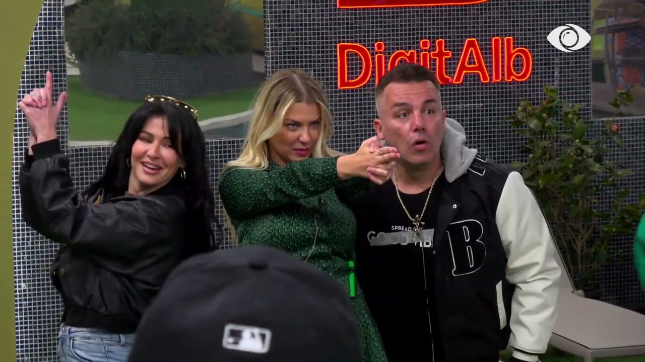 Pas sfidës së kërcimit, banorët mblidhen së bashku dhe argëtohen në oborr