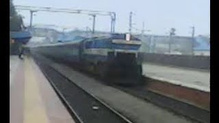 preview picture of video 'WDP4 20031 Honking n Leading Venkatadri Express in the foggy morning.'