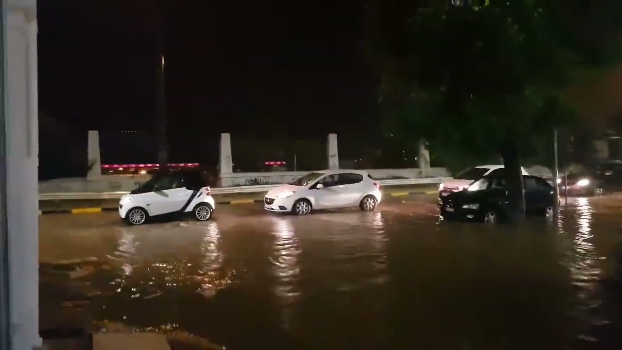 Regen überschwemmt Häuser und Geschäfte in Patras