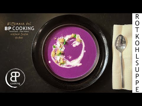 Winterliche Rotkohlsuppe mit Apfel, Crème Fraîche und Croûtons