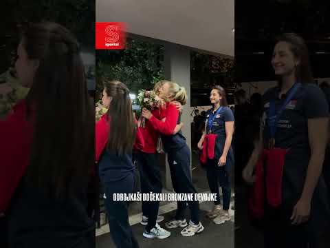 Prelep susret naših odbojkaških reprezentacija i doček za naše bronzane devojke!