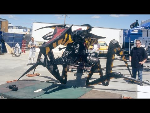 Así es como se crearon los insectos guerreros de la película Starship Troopers hqdefault - Así es como se crearon los insectos guerreros de la película Starship Troopers