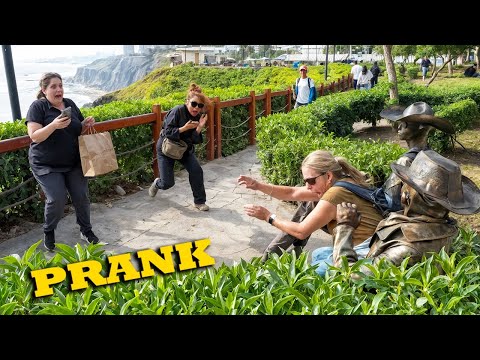 People think they are statues but they get a tremendous surprise 😬🤣