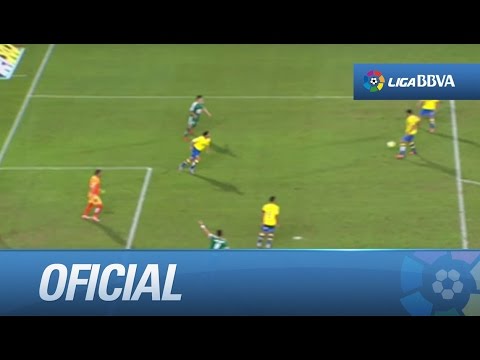 Javi Varas despejando un disparo raso de Saúl Berjón