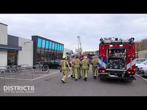 Brandweer blust brand in plafond Albert Heijn Dijkstraat Honselersdijk