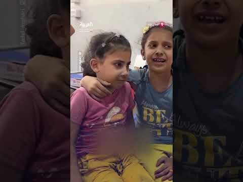 طفلة تواسي شقيقتها بعد قصف إسرائيلي في غزة