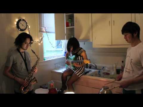 Miila and the Geeks "You don't liar" in kitchen