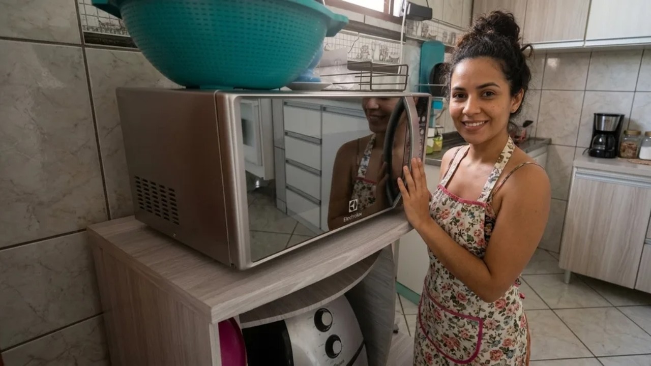 Miniatura da avaliação em vídeo de Micro-ondas Electrolux Efficient 20L Preto ME20P