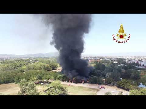 FIRENZE - SOTTO CONTROLLO L’INCENDIO DI ALCUNE BARACCHE IN VIA DELL’ISOLOTTO