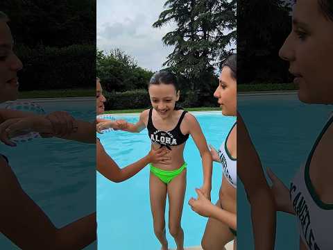 CONTINUA LA CANZONE o CADI IN PISCINA💦 #laslunas #shorts