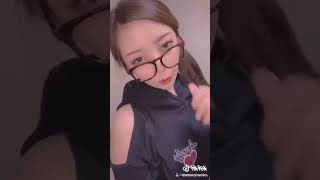 巨乳メガネ 脱衣