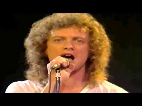 Videoclip de Waiting For A Girl Like You (Live) — Foreigner