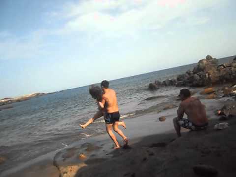 En la playa con mi novio roly y mis suegros ,,misleny