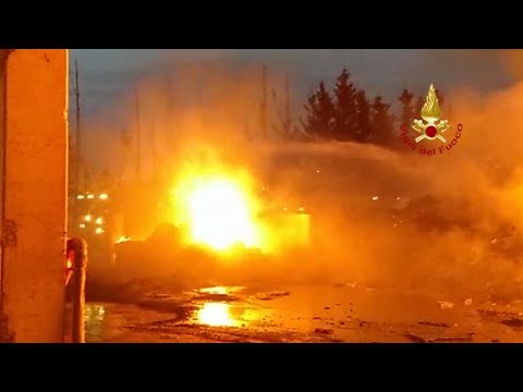 Colle Val d'Elsa: spaventoso incendio in un'azienda di rottamazione