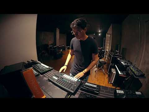 Enkode testando novo equipamento Roland MC-707 Groovebox